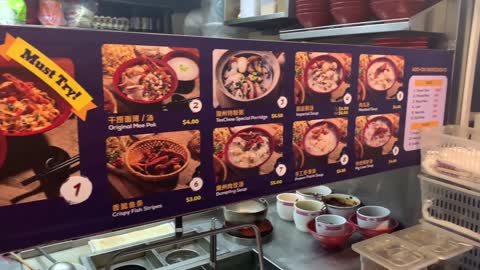 SINGAPORE HAWKER FOOD - Mee Pok Noodles - A lot of Customers!!