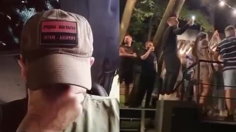 너무 슬퍼하는 우크라이나 소녀들--이들은 밤새 이러고 있음...