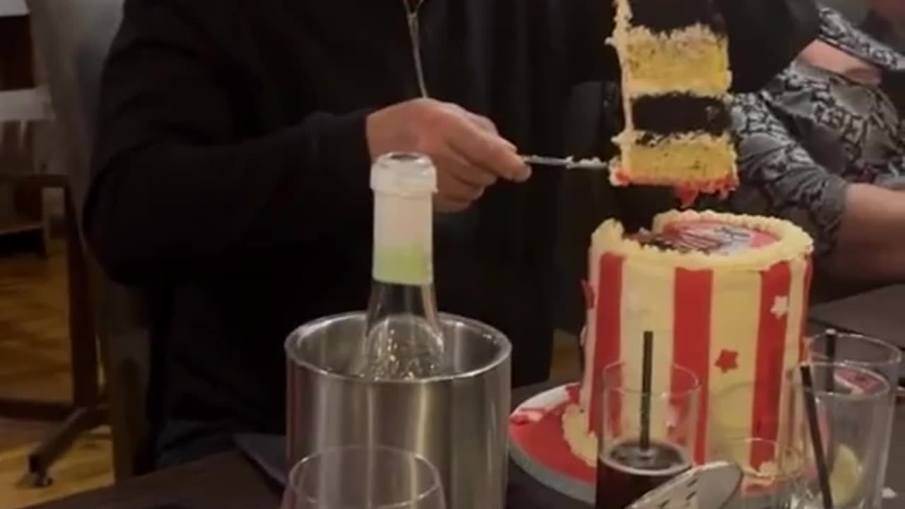 Sunderland Fan Got a Club Cake For His Birthday, But The Cake Had Newcastle Colours on The Inside