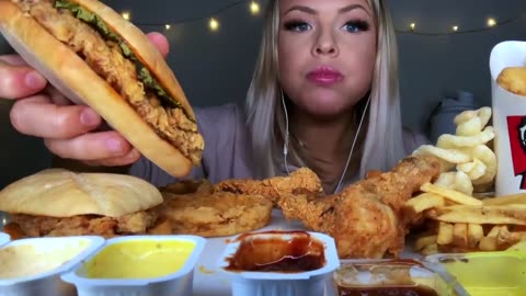 ASMR POPEYES CONTRE KFC *PLUS POPULAIRE ALIMENTS* POULET SANDWICH, POMME TARTE, FRITES MUKBANG