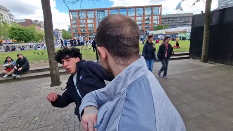 English man defends himself from aggressive migrant