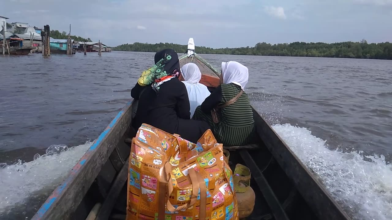 Keseruan Naik Perahu di laut