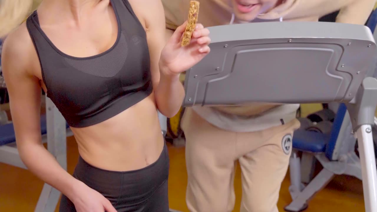 Funny Video Of Man And Woman In A Gym