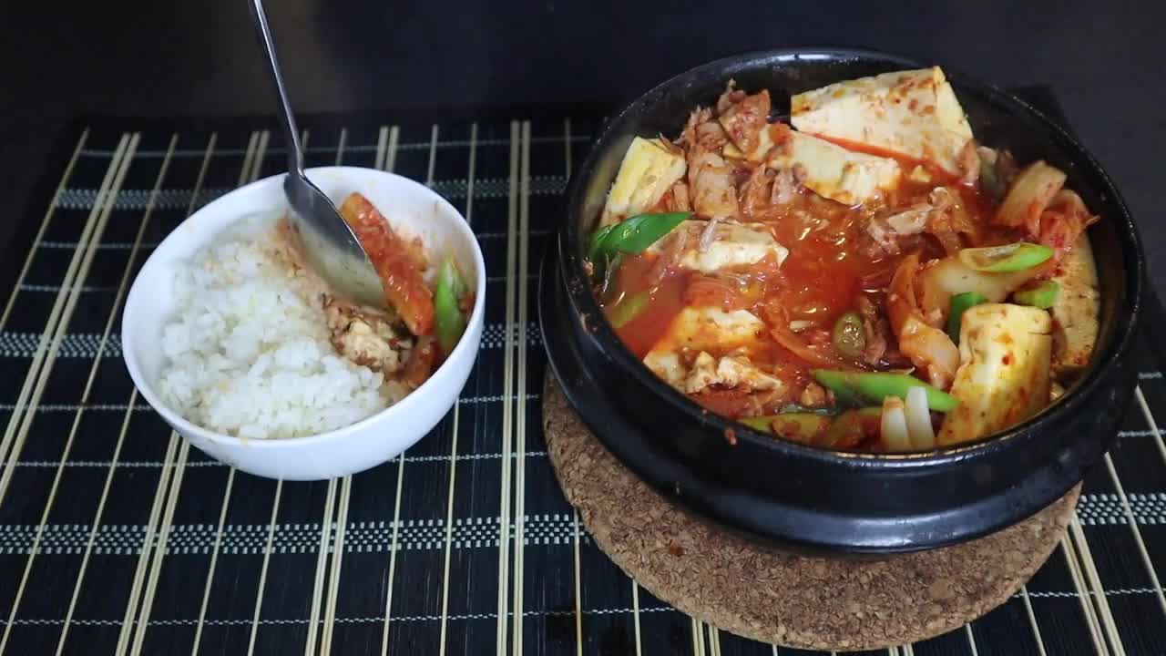 Tuna Kimchi stew (Cham-chi Kimchi Jjigae) _