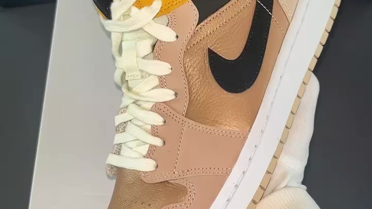 Jordan 1 Mid SE Beige