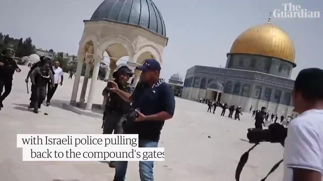 Palestinians and Israeli police clash at Jerusalem's al-Aqsa mosque hours after Gaza truce_4