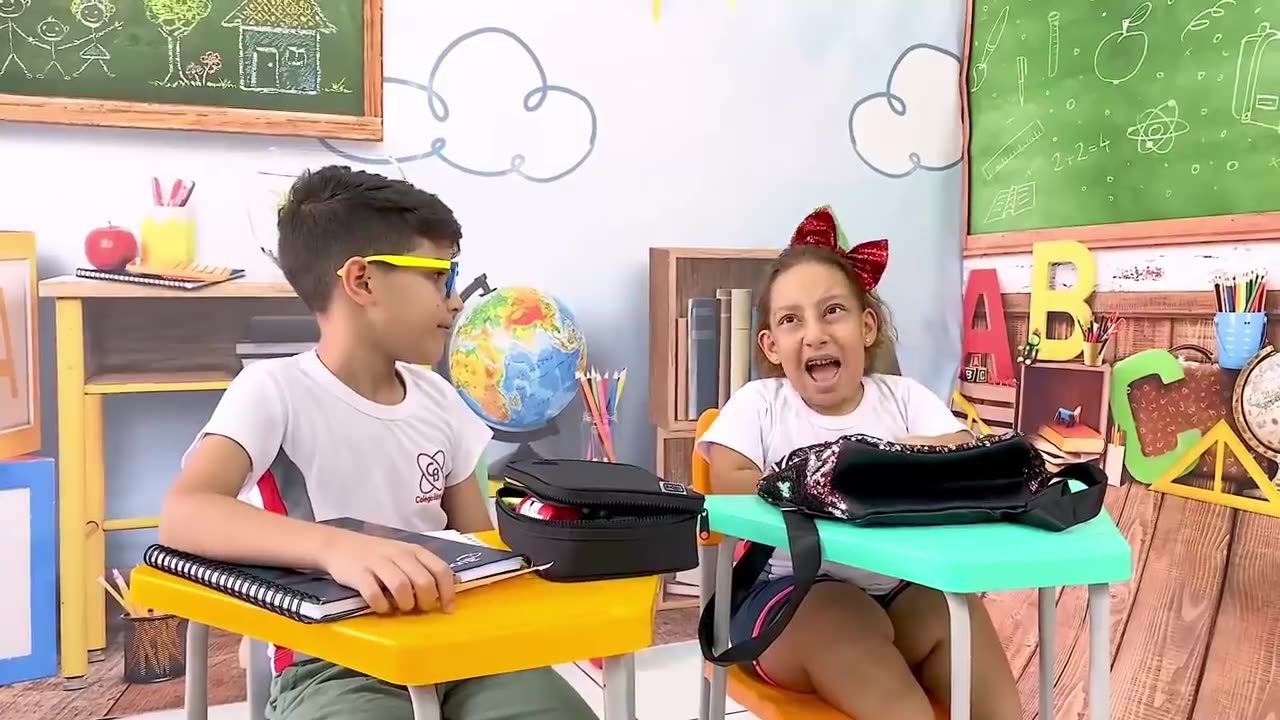 MC Divertida e Amigos em Histórias sobre Escola _ Kids Learn Importance of School and Knowledge