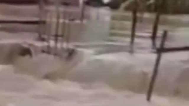 TEMPORAL COM ENCHENTE CHUVAS DEVASTADORAS DESTRÓI CIDADE VEJAM AS ONDAS NESSA RUA OLHEM O CAUS QUE A