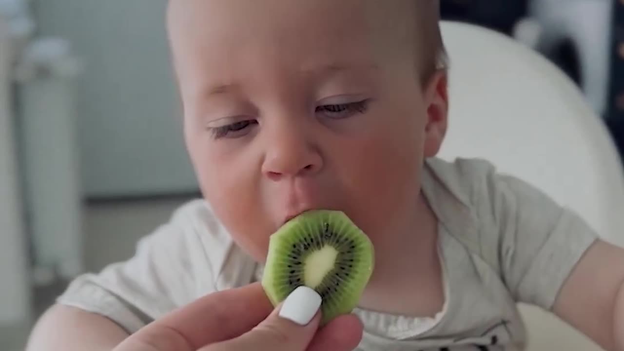 Baby has hilarious reaction after eating kiwi