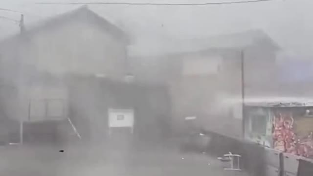 Typhoon Nanmadolslams into Japan 。
