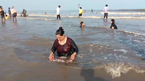 Video of bathing in the Ganges River in India 