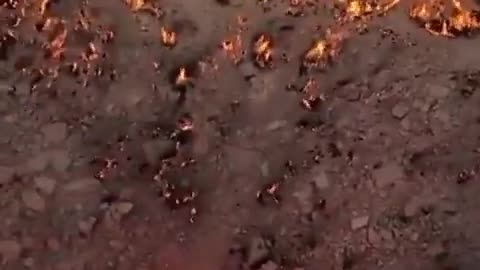 A fiery crater has been burning in the Karakum Desert since 1971 🔥