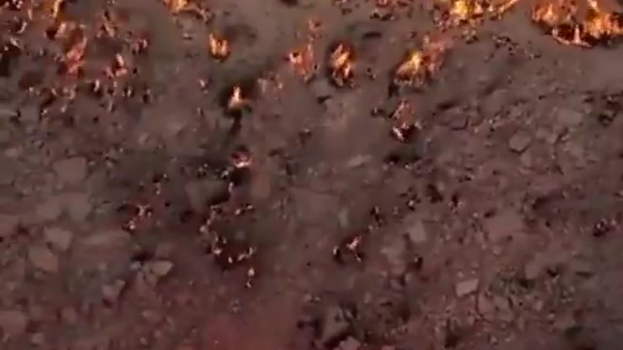 A fiery crater has been burning in the Karakum Desert since 1971 🔥