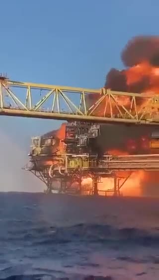 Massive fire breaks out at gas production platform off the coast of #Mexico