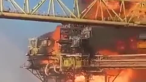 Massive fire breaks out at gas production platform off the coast of #Mexico