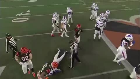 ▶ EXTRAIT-RQ + LIENS parus (8 Jan 23) : DAMAR HAMLIN : Le joueur de football s'effondre.