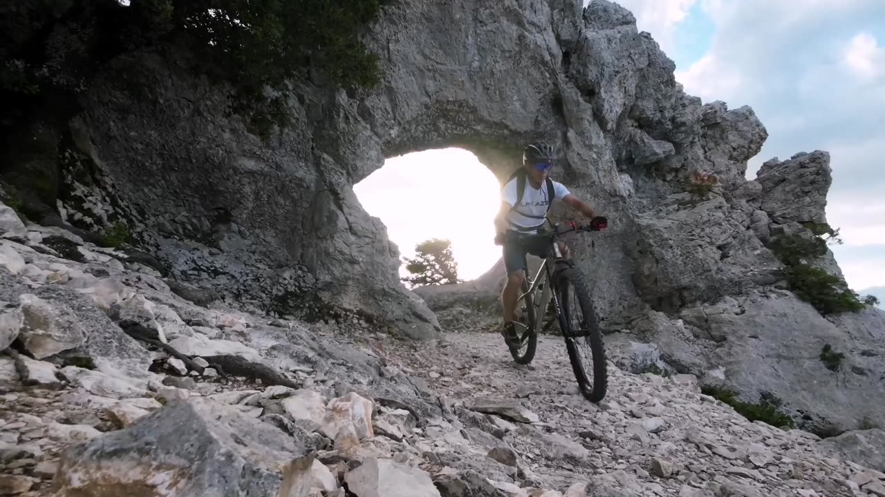 Sonder Signal ti, tra le rocce sarde (Dorgali)