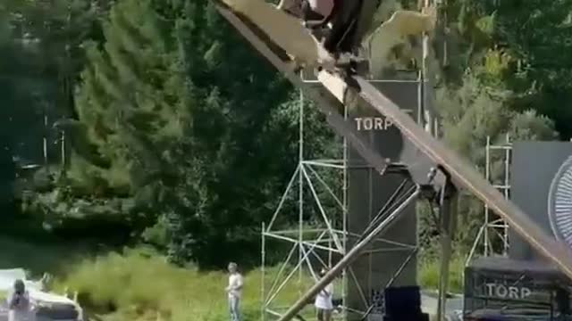 He made a human slingshot 😳 (via @Torp Upgrades) #shorts