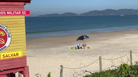 Caminhada Imersiva: Conectando-se com a natureza na Praia de Quatro Ilhas, Bombinhas