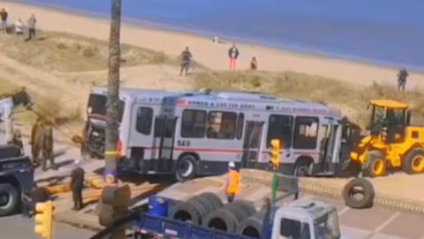 Montevideo: Ómnibus de CUTCSA terminó en la playa (26/10/2024)