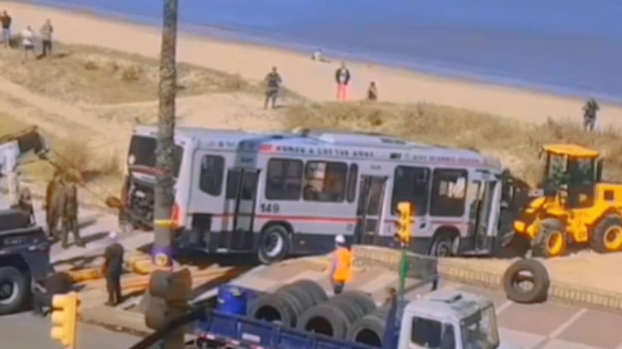 Montevideo: Ómnibus de CUTCSA terminó en la playa (26/10/2024)