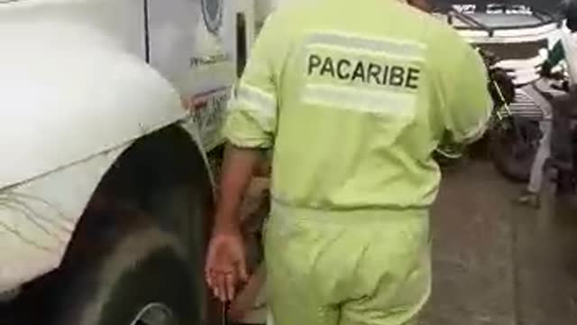 Video: Sancionan a conductor por mal parqueo