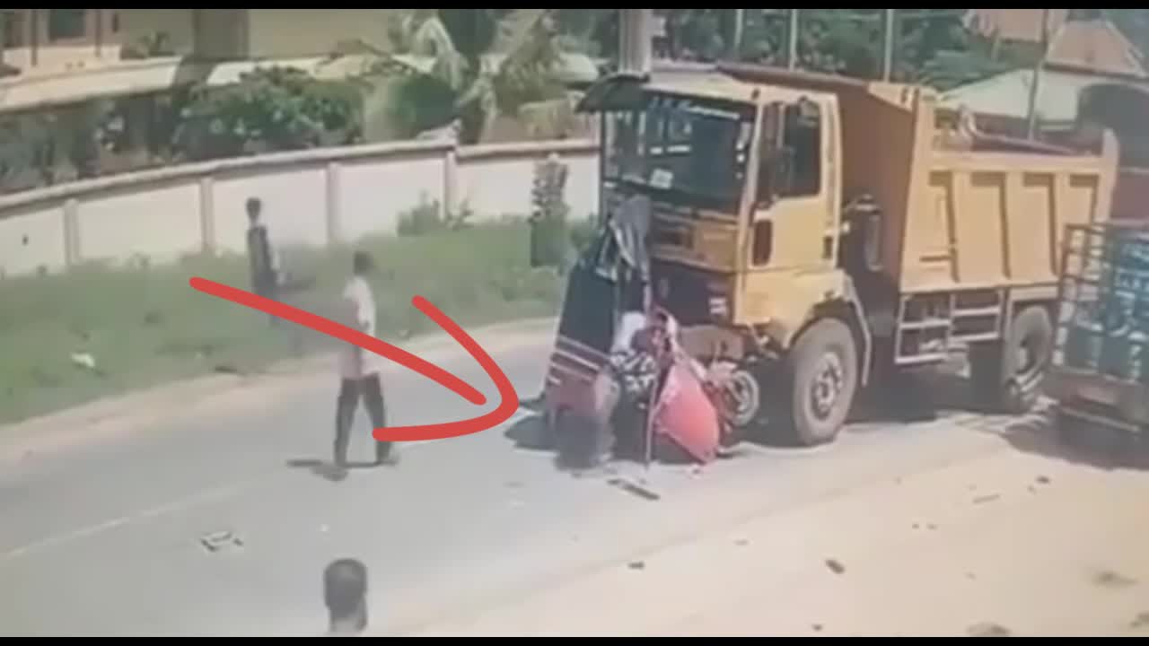 Terrible Truck vs Tuk-Tuk Accident !