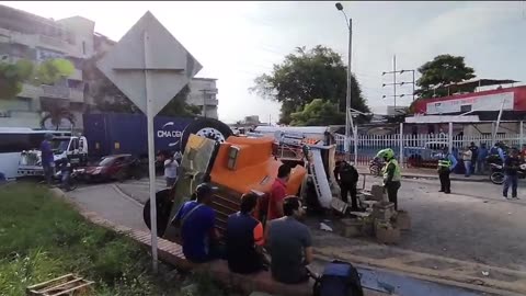 Volcamiento de mula en la Crisanto Luque