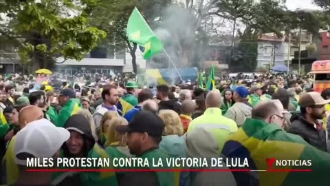 Persisten las protestas por derrota de Bolsonaro en Brasil | Noticias Telemundo