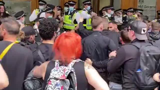 Protesters try to storm MHRA (regulatory agency) in London over vaccinations for kids