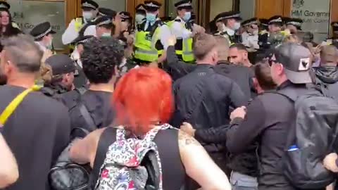 Protesters try to storm MHRA (regulatory agency) in London over vaccinations for kids