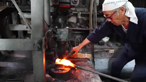 How Japanese samurai swords were made. A 75-year-old swordsman who has made 1,000 Japanese swords6