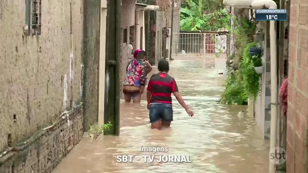 Sobe para 4 número de mortos pela chuva em Pernambuco | SBT Brasil (26/05/22)