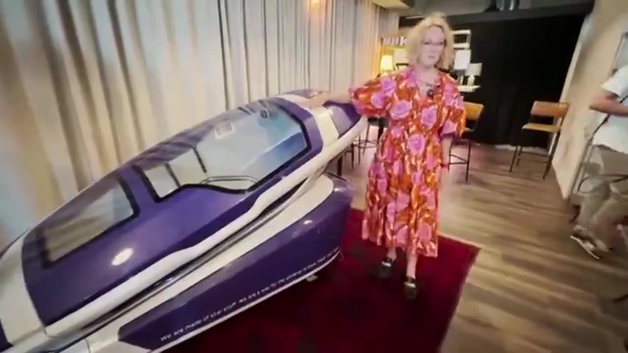 White American woman first to use the fancy new suicide pod.mp4