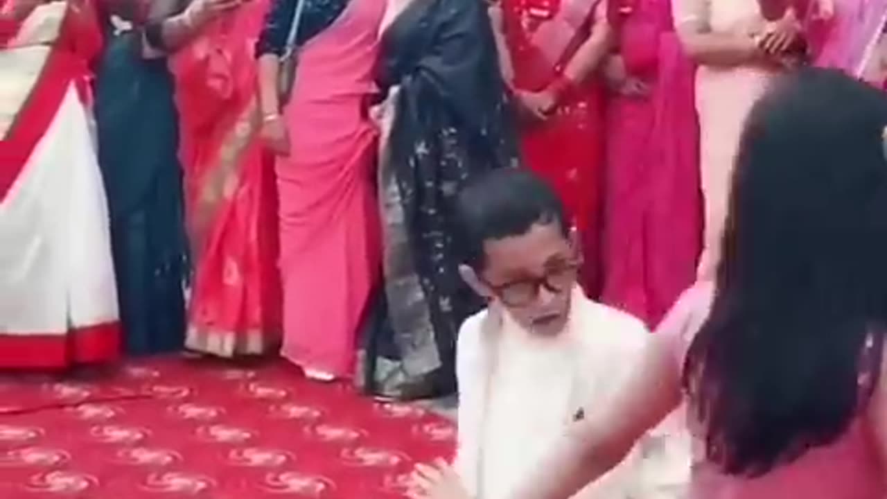 Pani me jaise ghle raja ji viral video