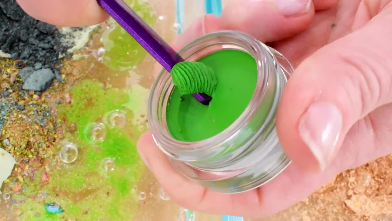 Green vs Gold - Mixing Makeup Eyeshadow Into Slime! Special Series 84 Satisfying Slime Video