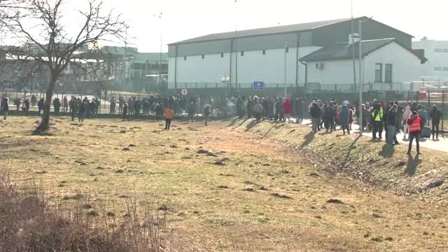 The anxious wait for relatives at Ukraine's border