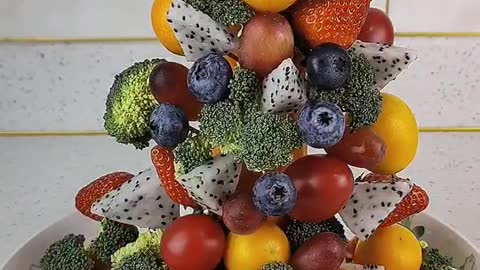 Let's try making a Christmas tree out of vegetables.