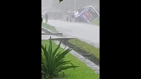 Ônibus derrapa e cai em valão, em Benevides