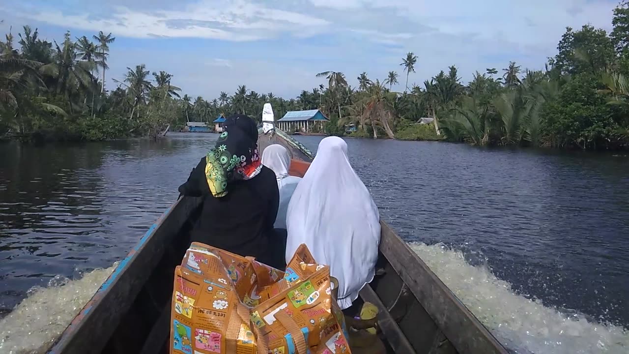 Naik perahu Penampakan Kampung Baru