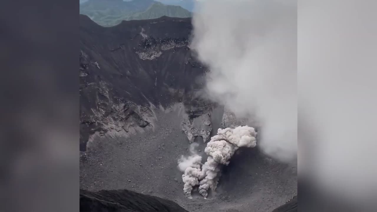 L'enfer en Indonésie Le volcan Dukono entre en éruption ! 18 000 personnes évacuées de Halmahera