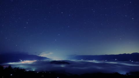 流れる雲海と星空