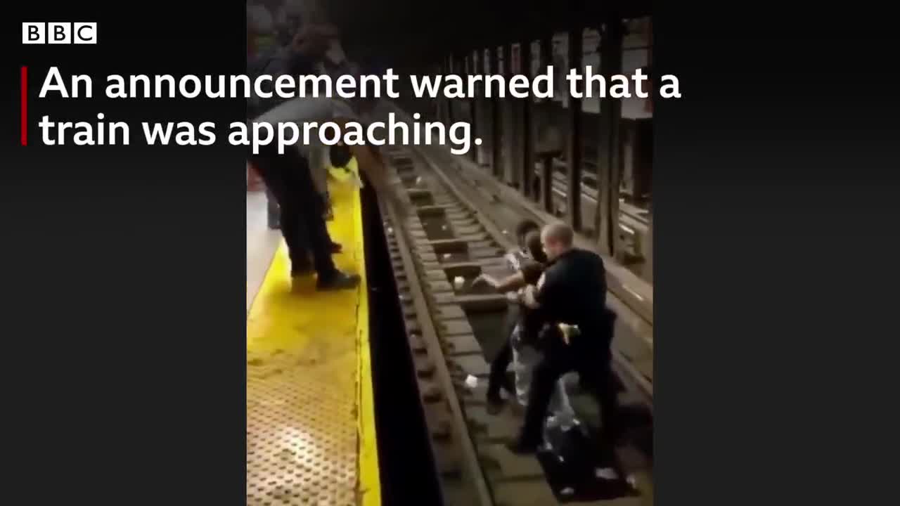 New york offieer reseues fallen man from subway train