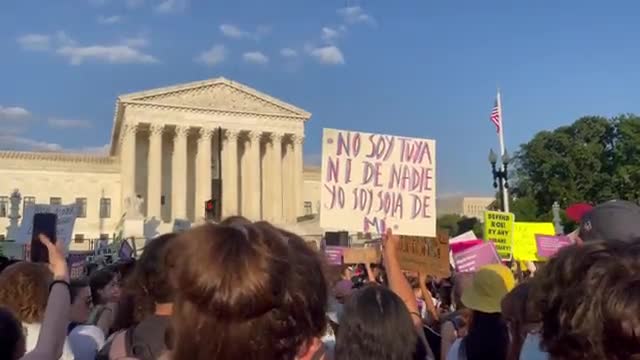 Pro-abortion protestors yell “f*ck the police” outside SCOTUS