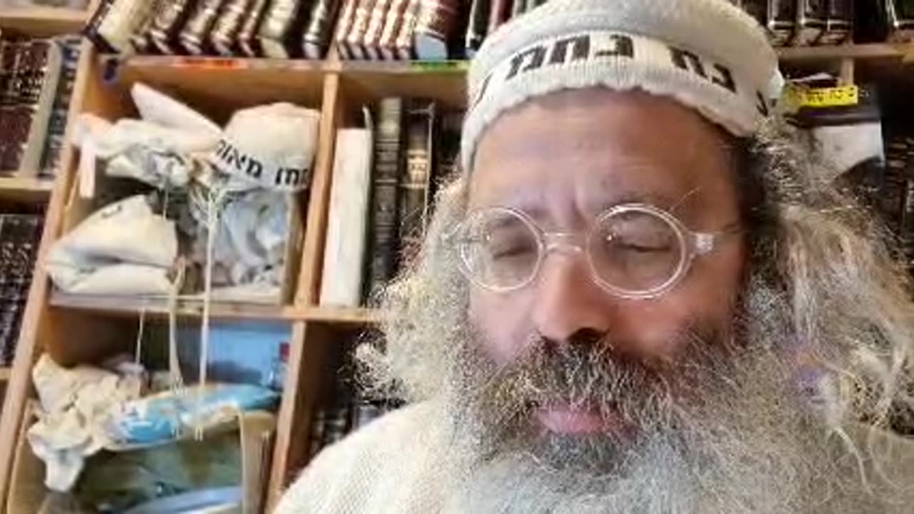 כתיב אך מעין וכתיב יטמא הא כיצד צפה בכלים טמא בקרקע טהור - שיר נ נח מסכת נזיר דף סד