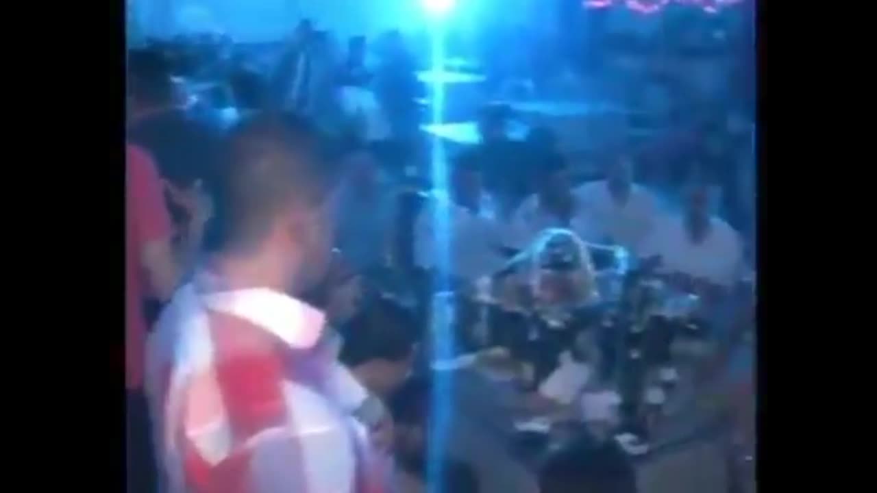 شوف الراقصة عاملة اية من تحت