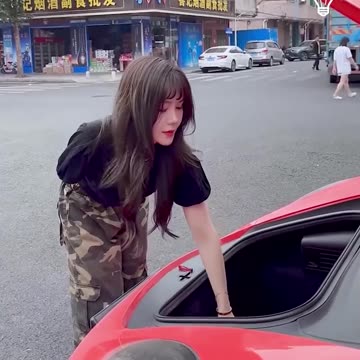 Girl with amputated arm does everything herself!