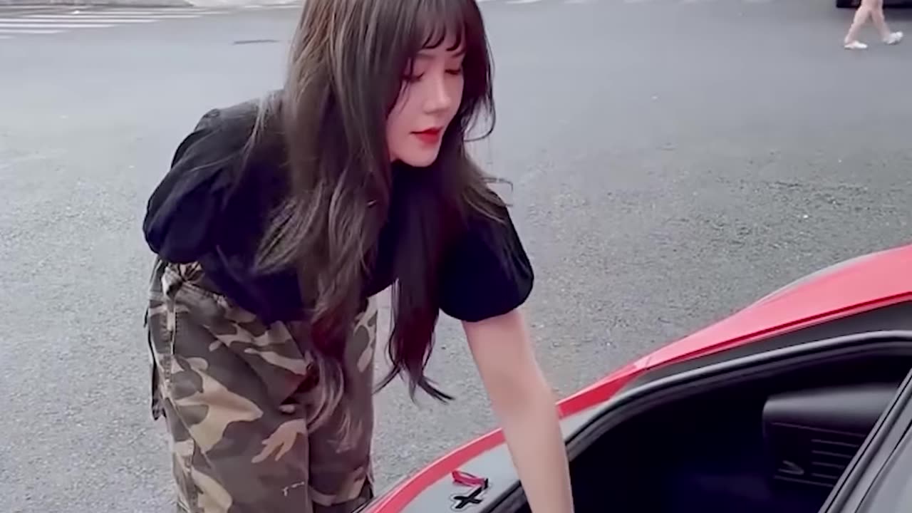 Girl with amputated arm does everything herself!