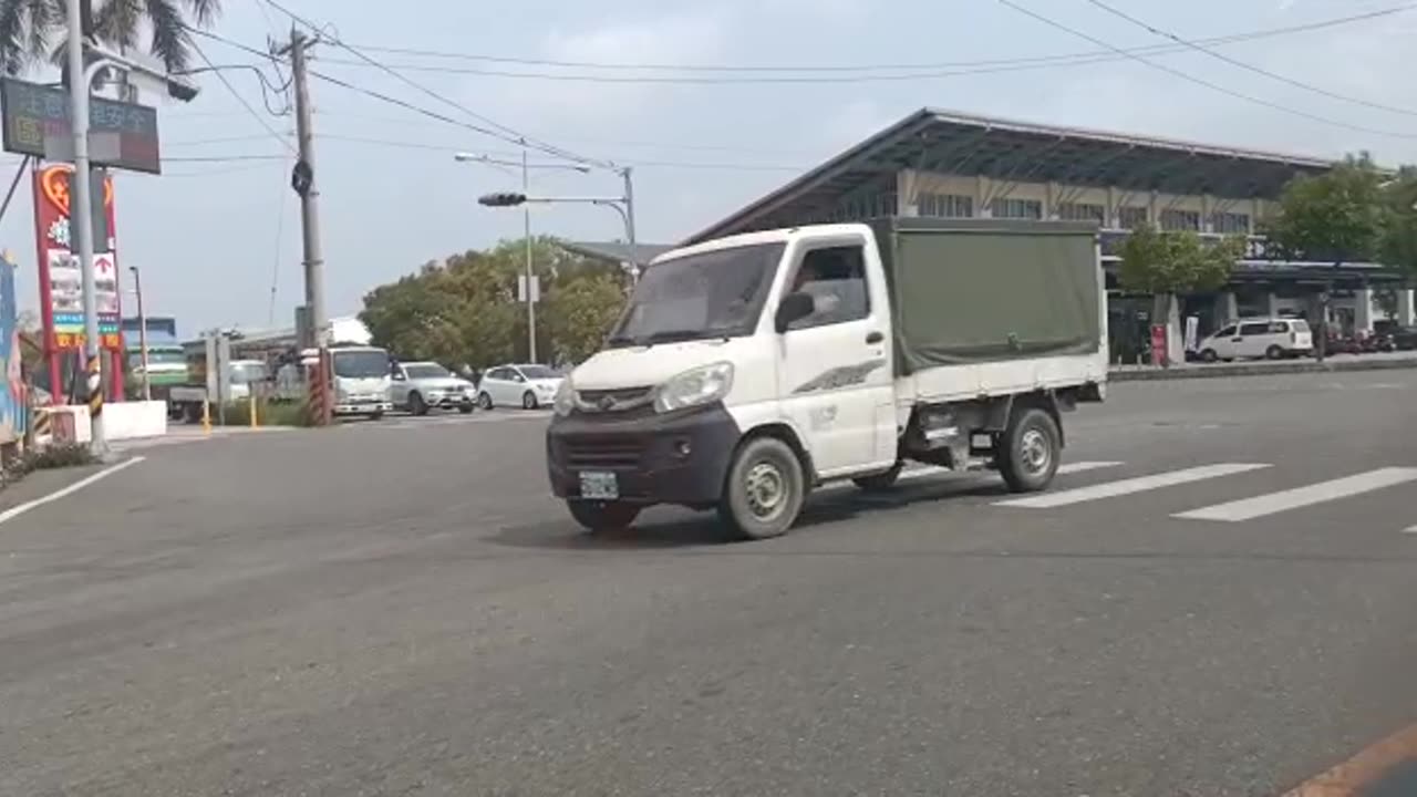 What Happens if a Car Crosses a Busy Intersection in Changhua City? Must-Watch!