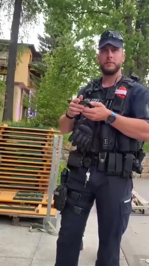 Zásah gestapa Světového ekonomické fóra proti novinřůn v Davosu 2022